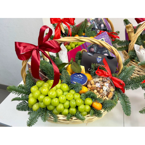 Новогодняя корзина с красной икрой и вкусностями "Новогодний презент"