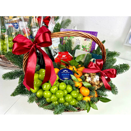 Новогодняя корзина с красной икрой и вкусностями "Новогодний презент"